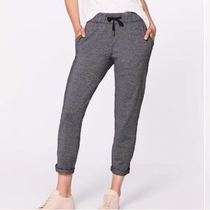 Lululemon On The Fly Pant Heathered Black Gray 6